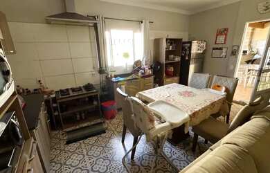 Imagem: A casa possui 2 Dormitórios, 2 Banheiros, 2 Vagas na garagem