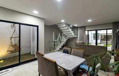 Imagem: A casa possui 3 Dormitórios, 3 Banheiros, 3 Vagas na garagem