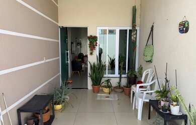 Imagem: A casa possui 2 Dormitórios, 2 Banheiros, 2 Vagas na garagem