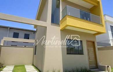 Imagem: A casa possui 2 Dormitórios, 2 Banheiros, 2 Vagas na garagem