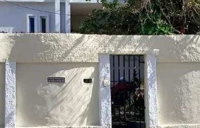 Imagem: A casa possui 5 Dormitórios, 3 Banheiros, 2 Vagas na garagem