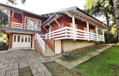 Imagem: A casa possui 4 Dormitórios, 5 Banheiros, 2 Vagas na garagem