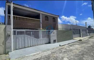 Imagem: A casa possui 5 Dormitórios, 1 Banheiro, 5 Vagas na garagem