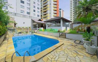 Imagem: A casa em condomínio possui 4 Dormitórios, 5 Banheiros, 4