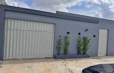 Imagem: A casa possui 2 Dormitórios, 2 Banheiros, 2 Vagas na garagem