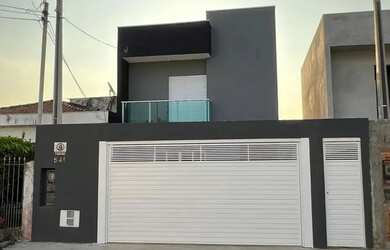 Imagem: A casa possui 3 Dormitórios, 2 Banheiros, 2 Vagas na garagem