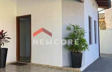 Imagem: A casa possui 3 Dormitórios, 1 Banheiro, 2 Vagas na garagem