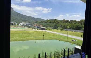 Imagem: A casa possui 3 Dormitórios, 4 Banheiros, 2 Vagas na garagem