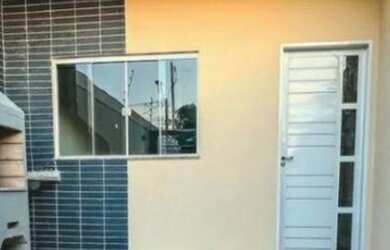 Imagem: A casa possui 2 Dormitórios, 1 Banheiro e está localizado