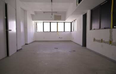 Imagem: O depósito possui 1 Vaga na garagem e 112m² de Área e está