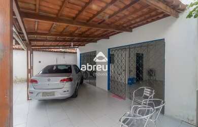 Imagem: A casa possui 3 Dormitórios, 2 Banheiros, 3 Vagas na garagem