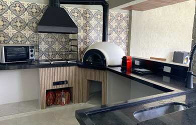 Imagem: A casa possui 3 Dormitórios e 5 Vagas na garagem e está localizado