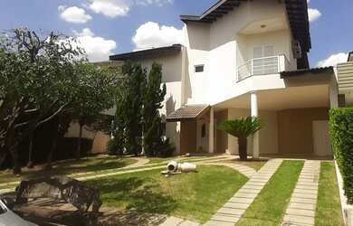 Imagem: A casa em condomínio possui 4 Dormitórios, 4 Banheiros, 4