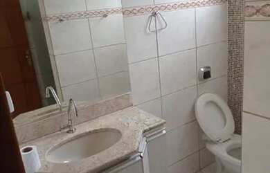 Imagem: A casa possui 3 Dormitórios, 3 Banheiros e 1 Vaga na garagem