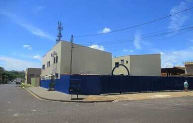 Imagem: A casa possui 1 Dormitório, 1 Banheiro, 1 Vaga na garagem