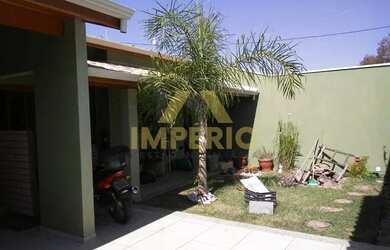 Imagem: A casa possui 3 Dormitórios, 4 Banheiros, 3 Vagas na garagem