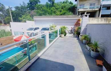 Imagem: A casa em condomínio possui 5 Dormitórios, 5 Banheiros, 2