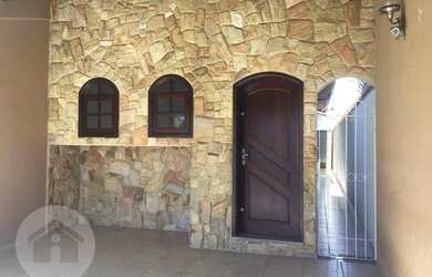 Imagem: A casa possui 2 Dormitórios, 1 Banheiro, 2 Vagas na garagem