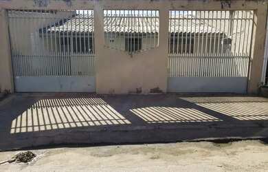 Imagem: A casa possui 4 Dormitórios, 2 Banheiros, 3 Vagas na garagem