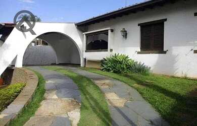 Imagem: A casa possui 3 Dormitórios, 3 Banheiros, 4 Vagas na garagem