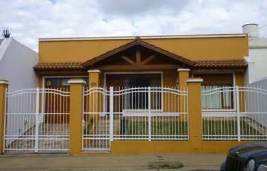 Imagem: A casa possui 2 Dormitórios, 2 Banheiros, 1 Vaga na garagem