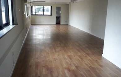 Imagem: O depósito possui 4 Vagas na garagem, 180m² de Área e está