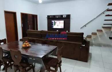 Imagem: A casa possui 2 Dormitórios, 3 Banheiros, 2 Vagas na garagem