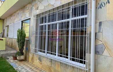 Imagem: A casa possui 3 Dormitórios, 2 Banheiros, 4 Vagas na garagem