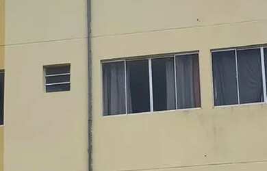 Imagem: O apartamento possui 2 Dormitórios, 1 Banheiro, 1 Vaga na garagem