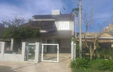 Imagem: A casa possui 3 Dormitórios, 2 Vagas na garagem e está localizado