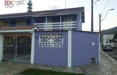 Imagem: A casa possui 2 Dormitórios, 2 Banheiros, 2 Vagas na garagem