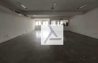 Imagem: O depósito possui 4 Vagas na garagem, 1835m² de Área e está