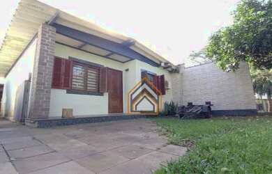 Imagem: A casa possui 2 Dormitórios, 1 Banheiro, 2 Vagas na garagem