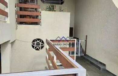 Imagem: A casa possui 4 Dormitórios, 3 Banheiros, 4 Vagas na garagem