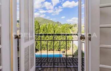 Imagem: A casa em condomínio e possui 3 Dormitórios, Suítes, 5 Banheiros