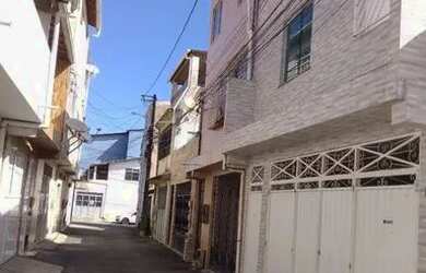 Imagem: A casa possui 3 Dormitórios, 5 Banheiros, 2 Vagas na garagem