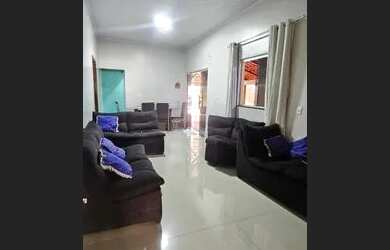 Imagem: A casa possui 3 Dormitórios, 2 Banheiros, 5 Vagas na garagem