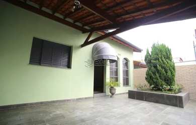 Imagem: A casa possui 3 Dormitórios, 1 Banheiro, 1 Vaga na garagem