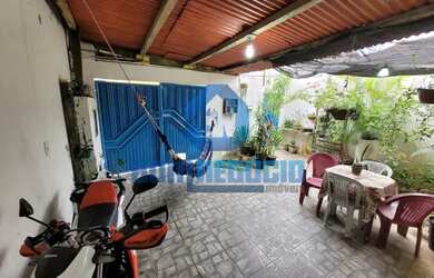 Imagem: A casa possui 2 Dormitórios, 1 Banheiro, 2 Vagas na garagem