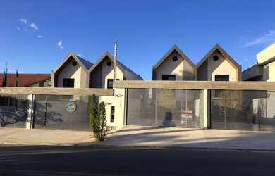 Imagem: A casa possui 2 Dormitórios, 2 Banheiros, 2 Vagas na garagem