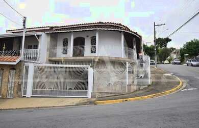 Imagem: A casa possui 3 Dormitórios, 4 Banheiros, 2 Vagas na garagem