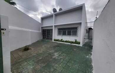 Imagem: A casa possui 3 Dormitórios, 3 Banheiros, 3 Vagas na garagem