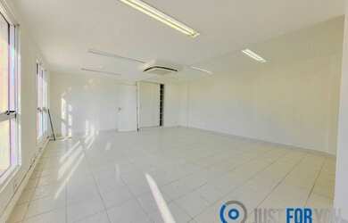 Imagem: O depósito possui 1 Vaga na garagem, 100m² de Área e está