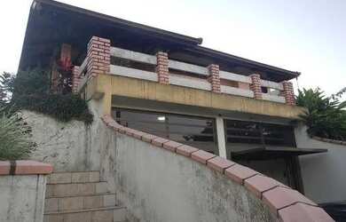 Imagem: A casa possui 3 Dormitórios, 3 Banheiros, 5 Vagas na garagem