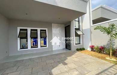 Imagem: A casa possui 3 Dormitórios, 1 Banheiro, 2 Vagas na garagem