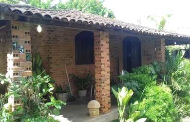 Imagem: A casa possui 2 Dormitórios, 1 Banheiro, 4 Vagas na garagem