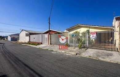 Imagem: A casa possui 3 Dormitórios, 1 Banheiro, 2 Vagas na garagem