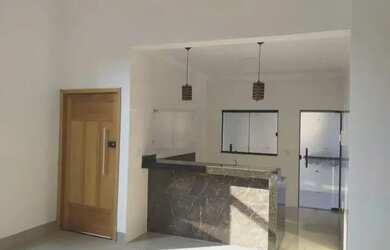 Imagem: A casa possui 2 Dormitórios, 1 Banheiro, 2 Vagas na garagem