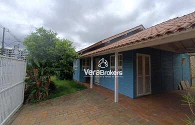 Imagem: A casa possui 2 Dormitórios, 1 Banheiro, 2 Vagas na garagem