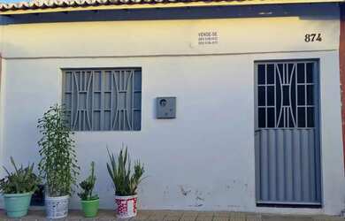 Imagem: A casa possui 2 Dormitórios, 2 Banheiros, 2 Vagas na garagem